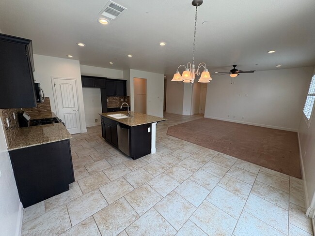 Building Photo - 3 Bedroom Home located NW Visalia!