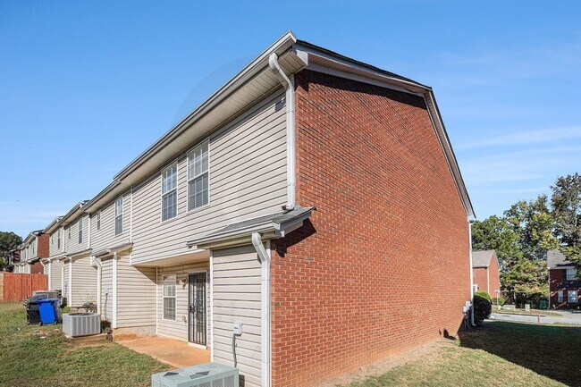 Building Photo - Spacious 3BR/2.5BA End-Unit Townhome!