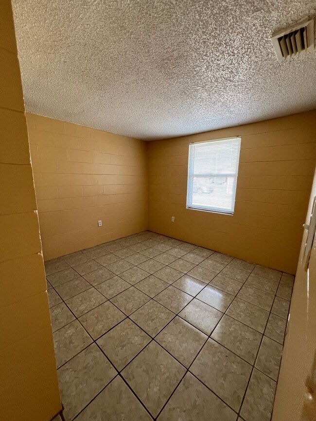 Building Photo - Quaint 3 bedroom home