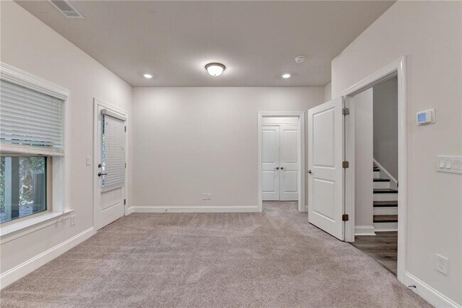 Building Photo - 3159 Clairebrooke Ave