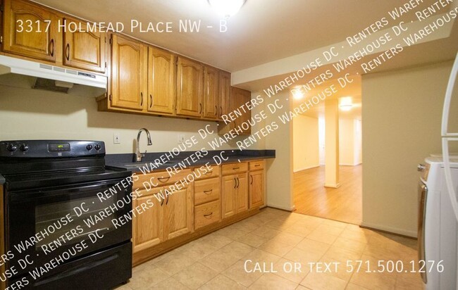 Building Photo - Spacious 5Bd/2.5Bth towhome in the heart o...