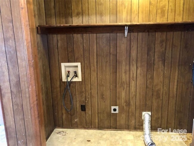 Building Photo - 208 Sunny Hill Dr