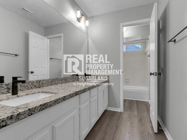 Building Photo - Executive Living in the Heart of Sugar Land