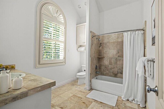 Building Photo - 5902 Saratoga Cove