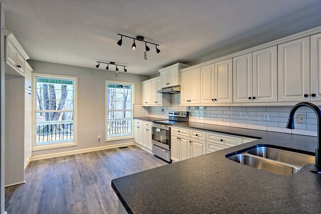 Building Photo - 150 Blue Jay Rd