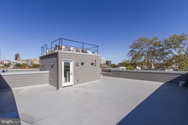 Building Photo - 712 S Sartain St