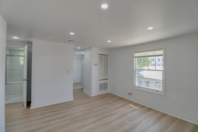 Building Photo - 236 N Oleander Ave