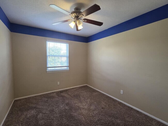 Building Photo - Large family corner lot home for rent!