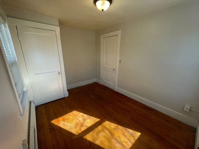 Building Photo - 2BR/1BA, WD Hookups, Parking!