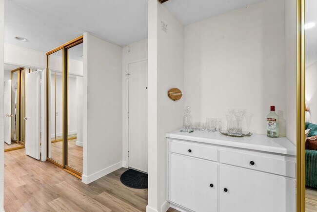 Building Photo - Beautiful 2BD/2BA Condo in Prime Pacific Beach Location!