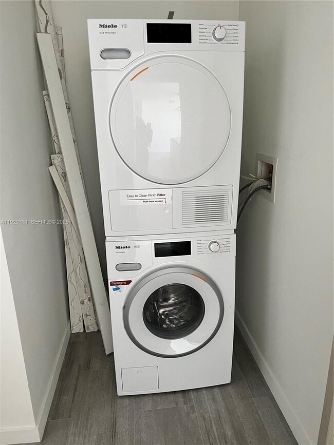 Building Photo - 1000 Brickell Plaza