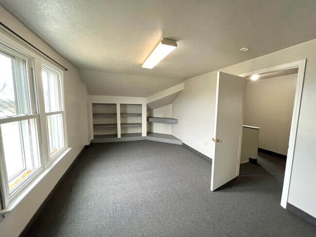 Building Photo - FIVE BEDROOM HOUSE !!. Just a four-minute ...