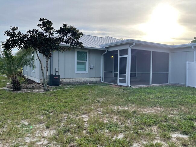 Building Photo - 8043 SE Highpoint Way