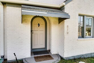 Building Photo - Spacious 4 Bed/ 3.5 Bath Home in Madison w Detached Office and Full Bath, 2 Car Garage, 1/2 acres...