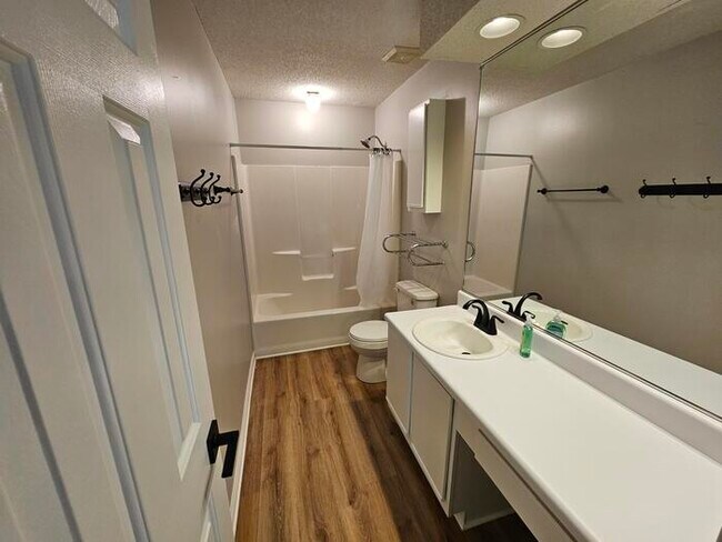 Building Photo - Furnished Mid term Rental