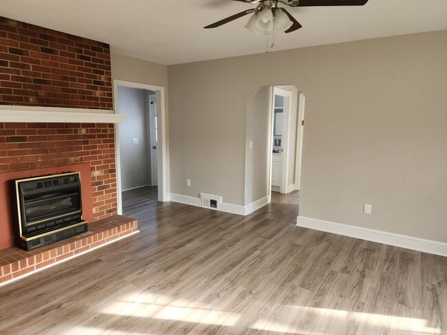 Building Photo - 3 bed 2 bath Rental