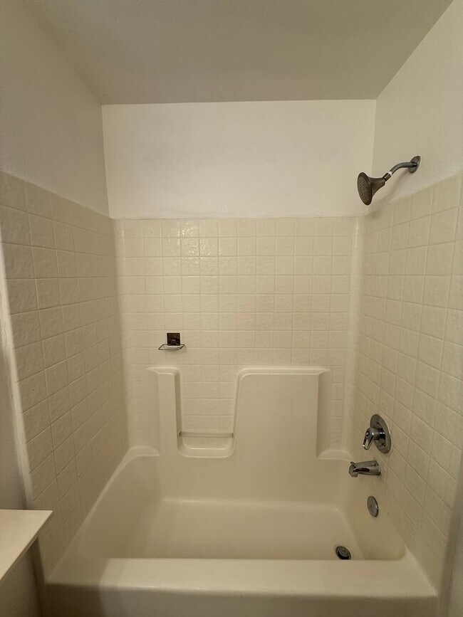 Building Photo - 4 bed 2.5 bath 2 story home available now!