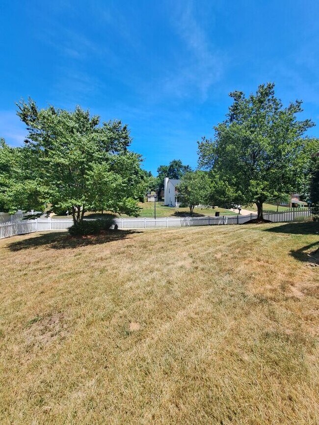Building Photo - Amazing 4 Bedroom, 4 Bath SFH Corner Lot, ...
