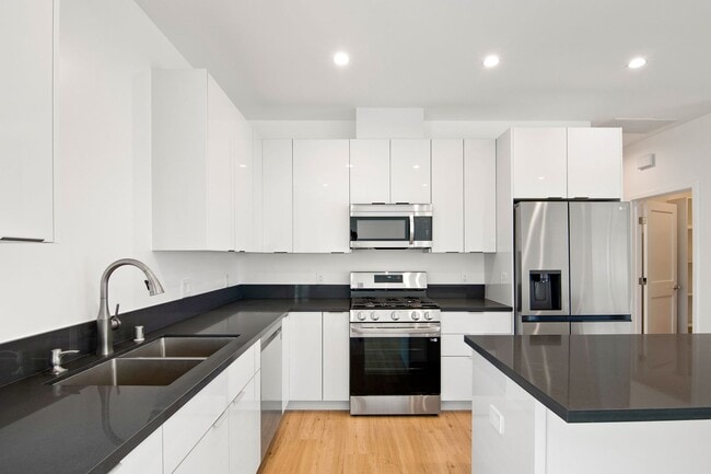 Building Photo - Modern 5 bedroom House for lease in Northr...