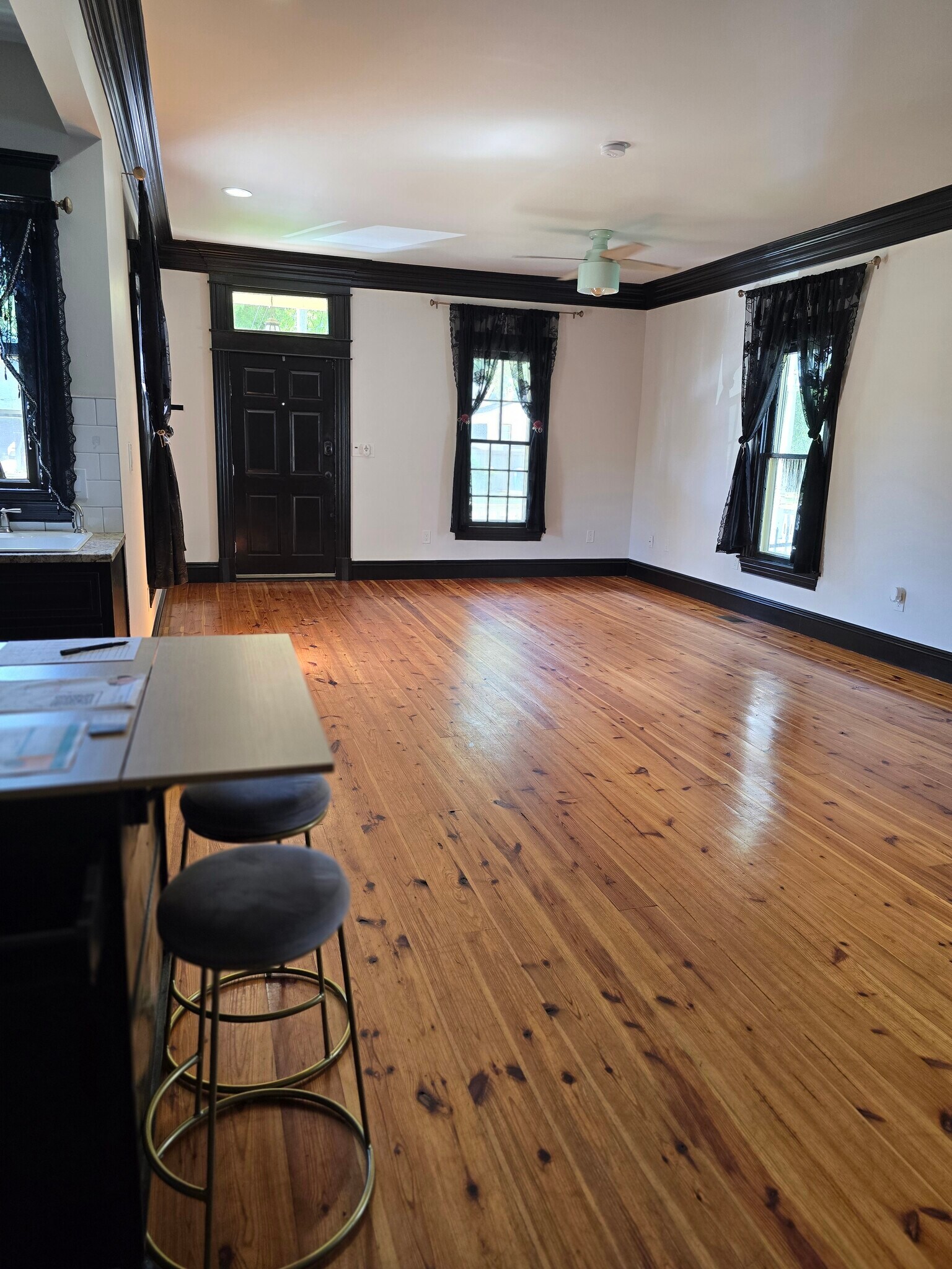 Building Photo - 313 7th St