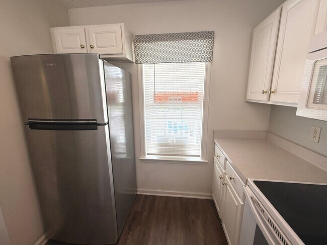 Building Photo - RENT SPECIAL! Updated Holten Place, top fl...