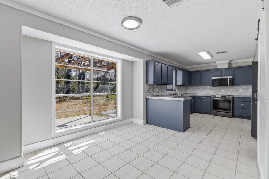 Building Photo - 32 Forest Dr