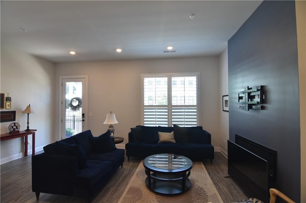 Building Photo - 137 Pearl St