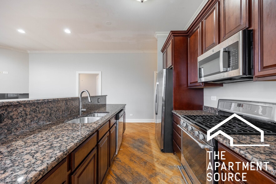 Building Photo - 2332 W Morse Ave