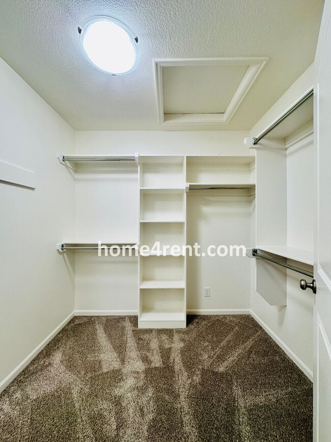 Building Photo - Nearly New Luxury Home in Blue Valley Schools!