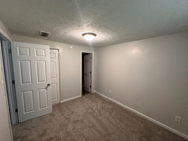 Building Photo - Newly Renovated 4 bed 3 FULL BATH / Warren Woods