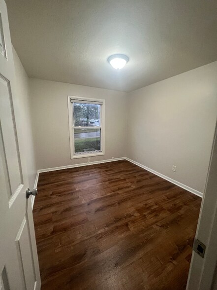 Building Photo - 147 Lakeshore Dr