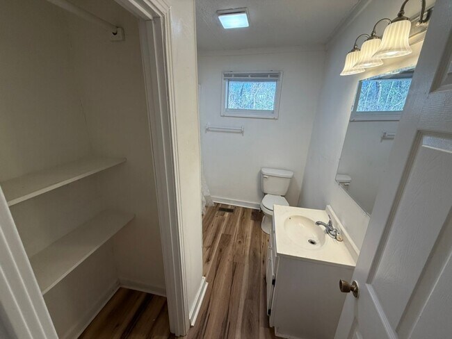 Building Photo - Charming 2-Bedroom Home for Rent – Spaciou...