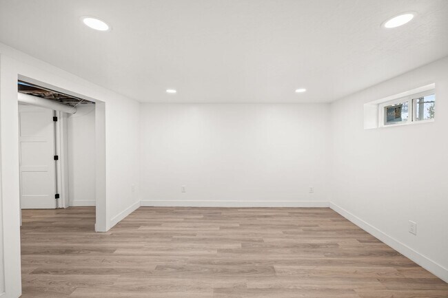 Building Photo - 2624 W 8th Ave