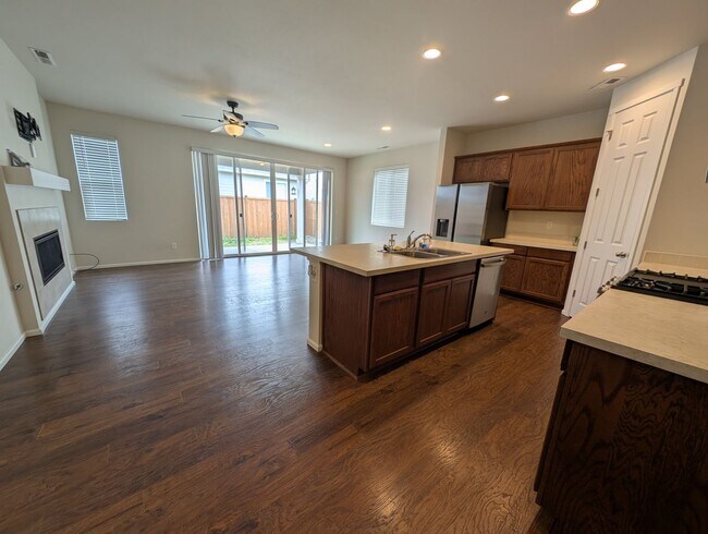 Building Photo - One Story Living in Port Orchard! Large 3 Bedroom Available for Rent!