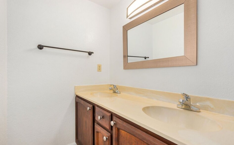 Building Photo - 4482 W Palmaire Ave