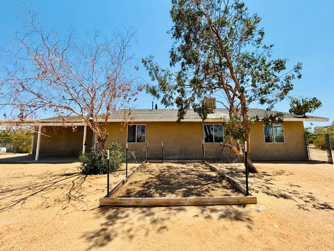 Building Photo - Charming 3-Bedroom with 2 Full Baths on th...