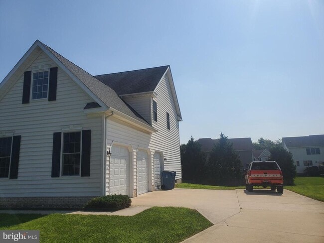 Building Photo - 33 Saphire Ct
