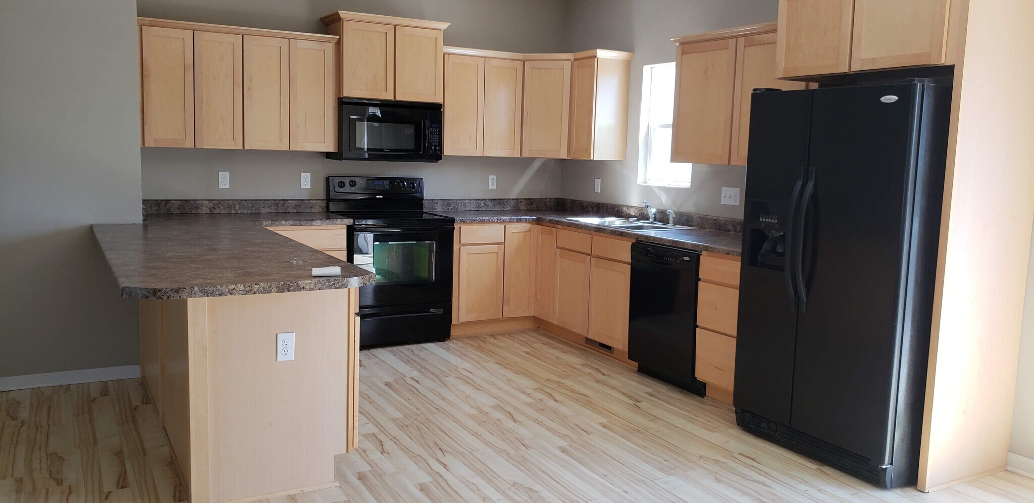 Kitchen with granite countertops, Stove, oven, microwave, refrigerator and dish washer - 301 SE 11th St