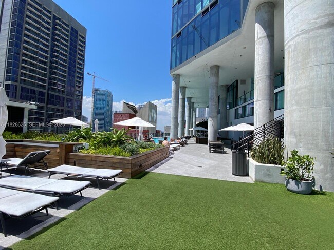 Building Photo - 398 NE 5th St