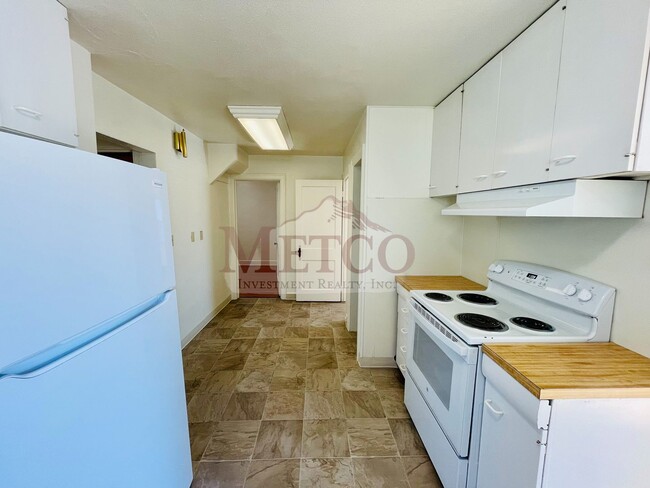 Building Photo - Fantastic 4 bedroom close to U of O   **PL...