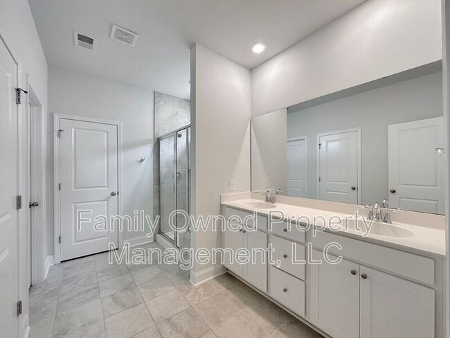 Building Photo - 302 Witch Hazel St