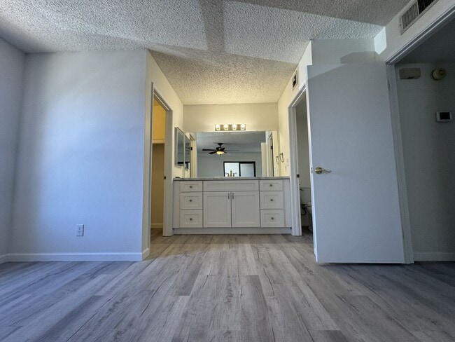 Building Photo - 850 S River Dr