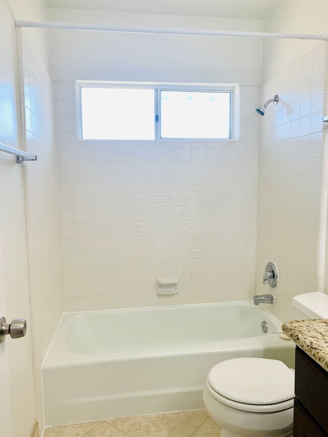 Building Photo - PERFECTLY LOCATED POINT LOMA 2BD/1.5BA TOW...