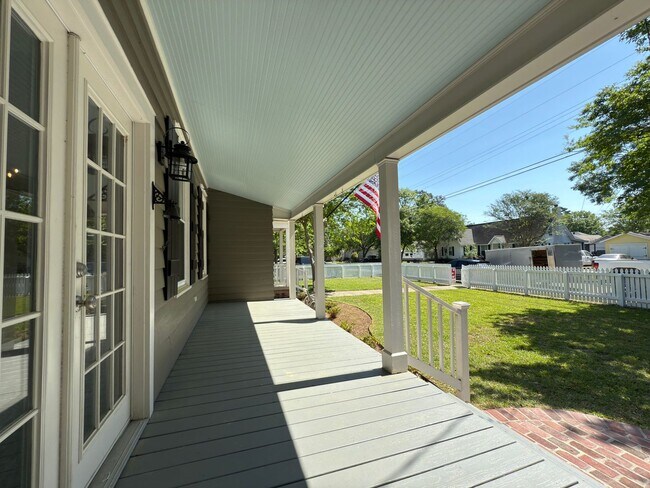 Building Photo - 3 Bed, 2 Bath Home in Southdowns - Fenced ...