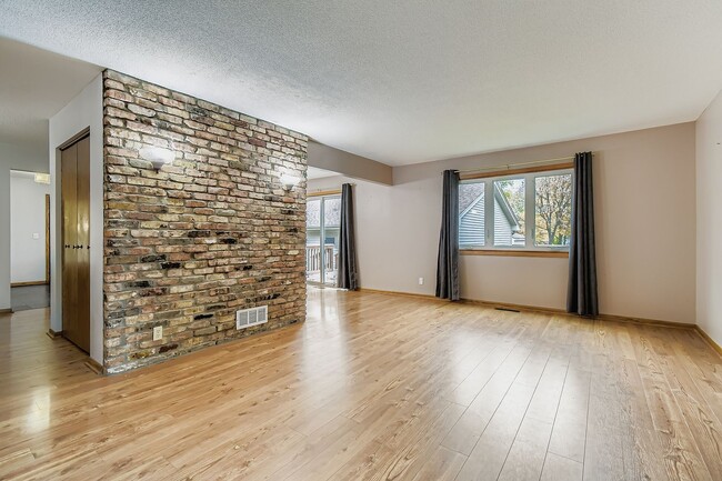 Building Photo - 815 Lakeview Dr