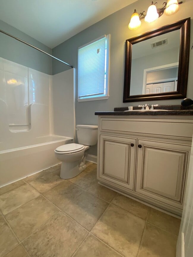 Building Photo - Adorable 3 bed/2 bath home! Great location!