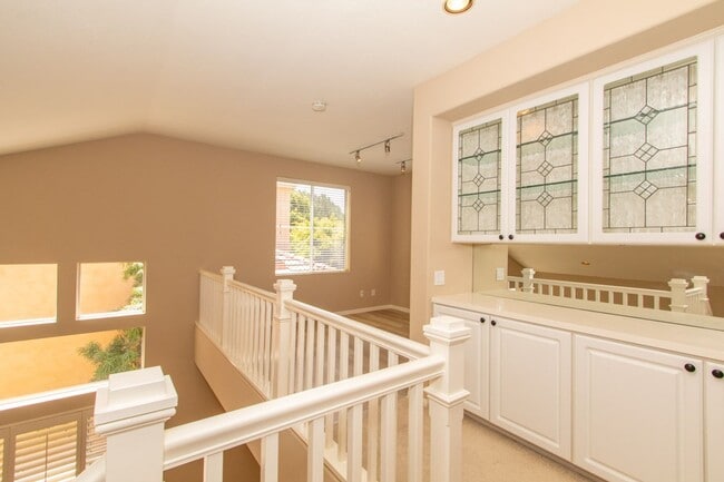 Building Photo - Spacious 3 Bed/2.5 Bath in Desirable UTC La Jolla Community of Toscana