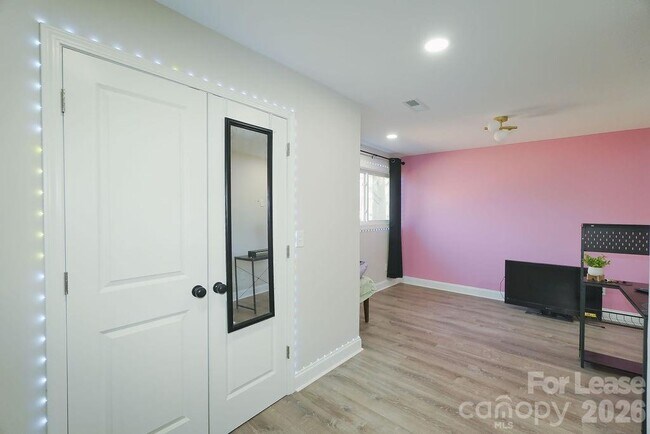 Building Photo - 909 Fisher St