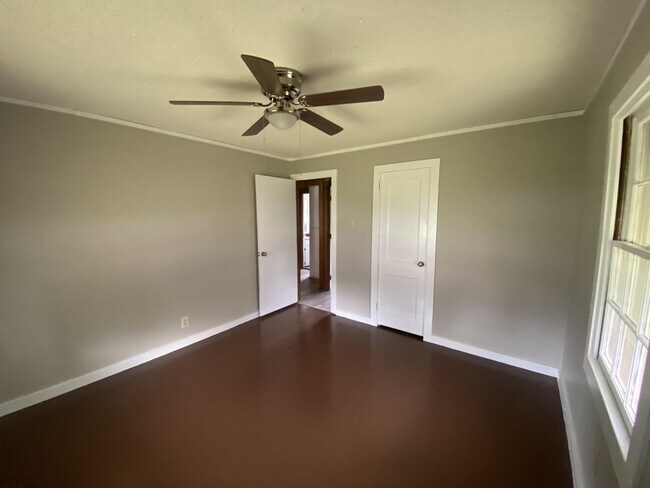 Building Photo - 405 McArthur Blvd