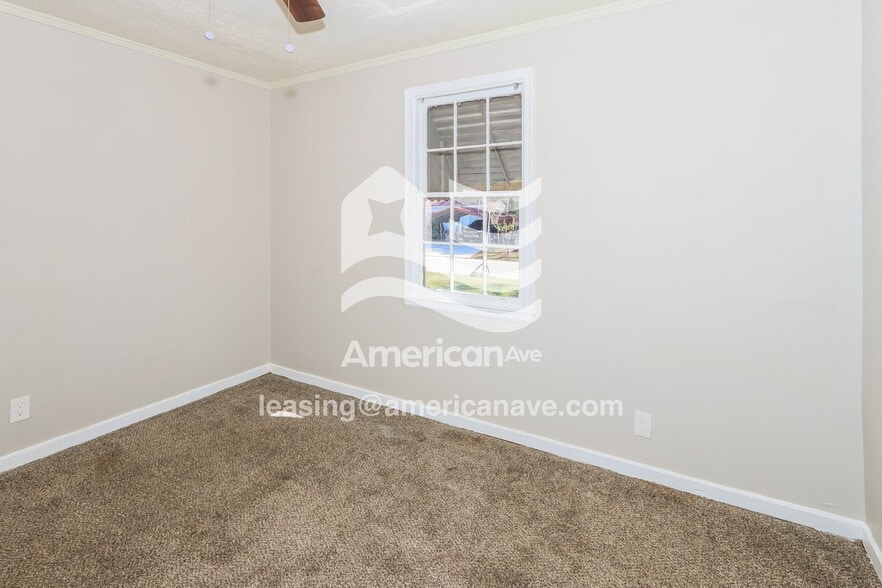 Building Photo - 211 Meadowdale Dr